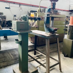 Lote x2 maquinas: prensa de suela con faltantes y trefiladora con faltantes: azul 80x35x1,70m - verde 40x26x1,20m.