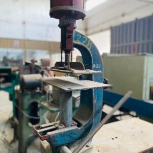 Lote x2 maquinas: prensa de suela con faltantes y trefiladora con faltantes: azul 80x35x1,70m - verde 40x26x1,20m.