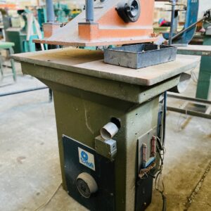 Troqueladora con pluma quebrada : 90x90x1,30m.