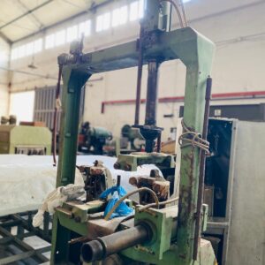 Prensa contrafuerte con faltantes : 90x50x2,13m.