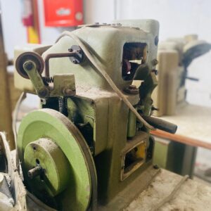 Lote x2 maquinas: de calar y poner hojalillos (95x60x1,25m).