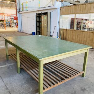 Mesa de madera, color verde 2,50x1,60x0,90m.