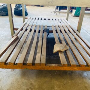 Mesa de madera, color verde 2,50x1,60x0,90m.