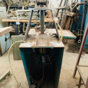 Lote x4 artículos: dobladillera, saca horma con faltantes y otros: 80x50x75cm - 1,30x0,55x0,60m - 40x40x1,55m - 2,10x70x26m.