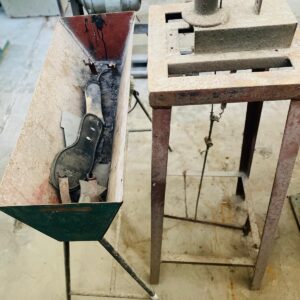 Lote x4 artículos: dobladillera, saca horma con faltantes y otros: 80x50x75cm - 1,30x0,55x0,60m - 40x40x1,55m - 2,10x70x26m.