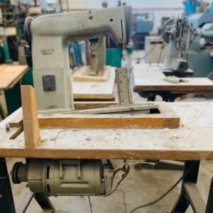 Lote x3 mesas con maquinas de cocer (alguna con faltantes)