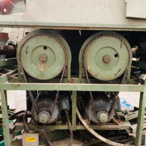 Maquina inyectora Gesta: 2,30x1,90x1,85m (le faltan 2 motores y algunas partes eléctricas)