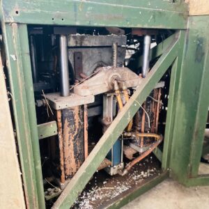 Maquina inyectora Gesta: 2,30x1,90x1,85m (le faltan 2 motores y algunas partes eléctricas)