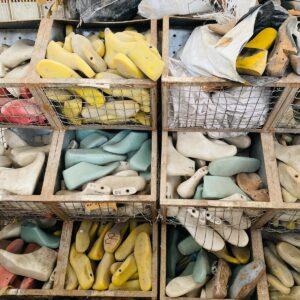 Lote x6 art: estanterías con moldes para calzados, cajón de madera y tarrinas azules con moldes (1,50x0,95x0,70m -1,15x1,10x0,55m)