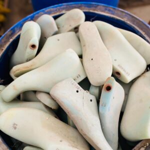 Lote x6 art: estanterías con moldes para calzados, cajón de madera y tarrinas azules con moldes (1,50x0,95x0,70m -1,15x1,10x0,55m)