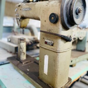 Lote x5 art: mesas de maquina de coser, mesa de madera, maquina de ribetear, saca ojales y otros (1,20x0,75x0,60m - 2,80x0,80x0,60m.)