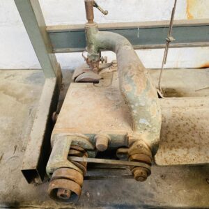 Lote x5 art: mesas de maquina de coser, mesa de madera, maquina de ribetear, saca ojales y otros (1,20x0,75x0,60m - 2,80x0,80x0,60m.)