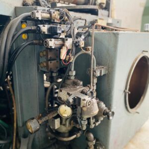 Maquina inyectora Gesta: 2,70x1,70x1,50m (le falta un motor y la bomba hidráulica)