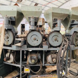 Maquina inyectora Gesta: 2,70x1,70x1,50m (le falta un motor y la bomba hidráulica)