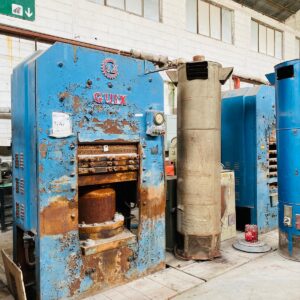 Prensa hidráulica a vapor, con 3 motores - 2 bovinas hidráulicas grandes 1 mas chica : 1,42x0,80x2,35m - 2,40x1,80m - 1,10x1,36x 1,40 motor -