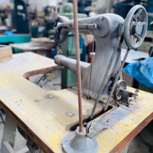 Lote x3 mesas de maquina de coser 1,20x1,15x0,54m + base de hierro 90x70x30cm