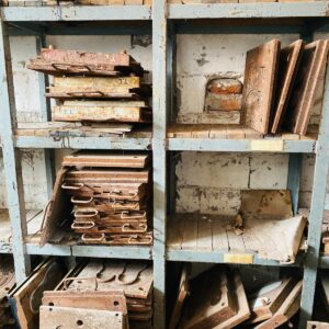 Lote x4 estanterías de hierro+ 150 aprox moldes para suelas: 2,70x2,26x0,70m - 2,53x1,70x0,40m - 5,25x2,15x0,40m