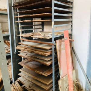 Lote x4 estanterías de hierro+ 150 aprox moldes para suelas: 2,70x2,26x0,70m - 2,53x1,70x0,40m - 5,25x2,15x0,40m