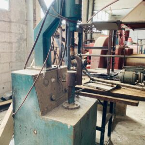 Lote x26 art: maquinas con faltantes, mesas de maquina de coser, hierros varios y otros