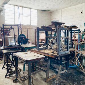 Lote x26 art: maquinas con faltantes, mesas de maquina de coser, hierros varios y otros