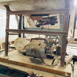 Lote x62 art varios: mesas de trabajo, maquinas con faltantes, maquinas de coser, tanques con piedras y otros 1,10x0,50x0,70m.