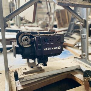 Lote x62 art varios: mesas de trabajo, maquinas con faltantes, maquinas de coser, tanques con piedras y otros 1,10x0,50x0,70m.