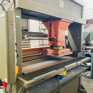 Troqueladora de puente: 2,20x2,10x1,60m (con las plaquetas quemadas)