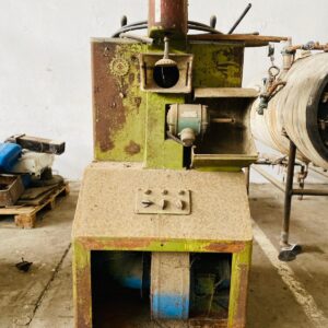 Extrusora con detalles: 1,70x0,90x0,80m.