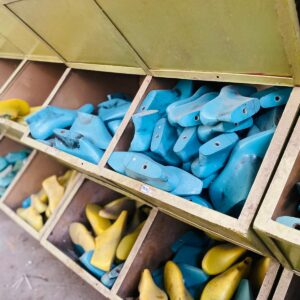 Lote x12 estanterías metálicas con moldes para calzados