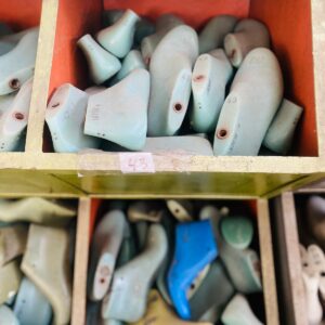 Lote x12 estanterías metálicas con moldes para calzados