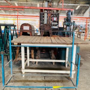 Lote x4 art: caballetes de madera, mesa de hierro rodante y mesa de madera