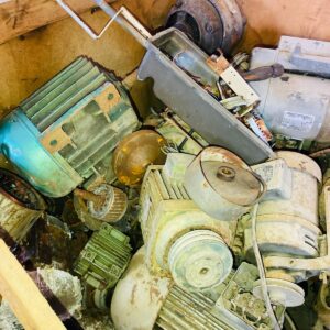 Lote x1 cajón con motores para maquinaria (varios)