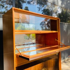 Mueble tipo bargueño con puertas de vidrio + espejo interno