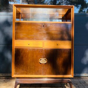 Mueble tipo bargueño con puertas de vidrio + espejo interno