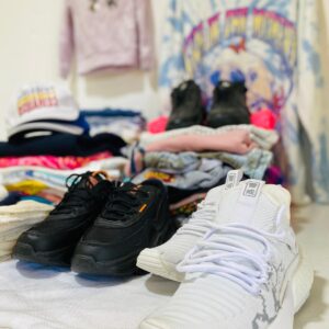 Lote x115 prendas: gorros, calzados, remeras y otros