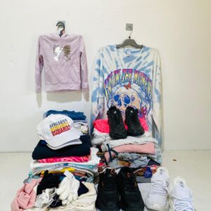 Lote x115 prendas: gorros, calzados, remeras y otros