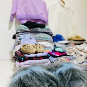 Lote x159 prendas: buzos, remeras, pantuflas, gorros y otros