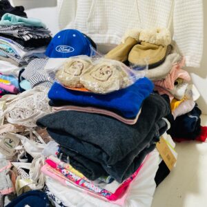 Lote x159 prendas: buzos, remeras, pantuflas, gorros y otros