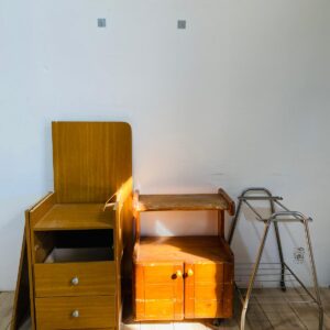 Lote x3 artículos: escritorio en MDF desarmado, rack 2 puertas y mesa rodante gris