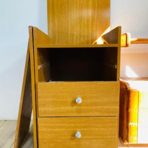 Lote x3 artículos: escritorio en MDF desarmado, rack 2 puertas y mesa rodante gris
