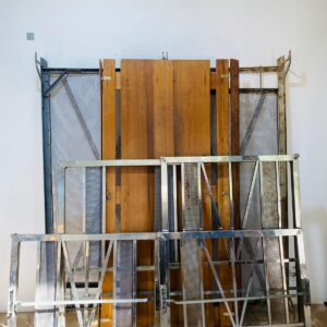 Lote x3 artículos: camas de hierro una plaza desarmadas + base de madera