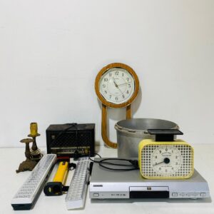 Lote x10 artículos: olla de aluminio, candelabros, reloj de pared y otros