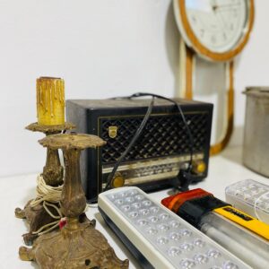 Lote x10 artículos: olla de aluminio, candelabros, reloj de pared y otros