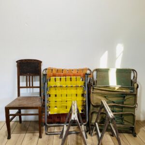 Lote x7 artículos: sillas plegables, caballetes de madera y otros