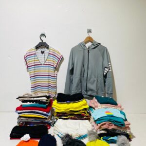 Lote x159 prendas: remeras, camperas, pantalones, gorros de abrigo y otros