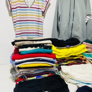 Lote x159 prendas: remeras, camperas, pantalones, gorros de abrigo y otros