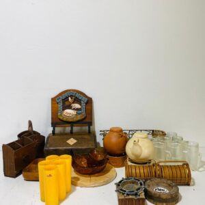 Lote x37 artículos: jarras mágicas, cenicero, tetera, posavasos y otros