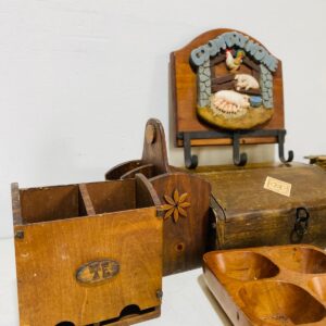 Lote x37 artículos: jarras mágicas, cenicero, tetera, posavasos y otros
