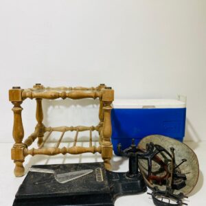 Lote x4 artículos: mesa ratona, conservadora, balanza y accesorios
