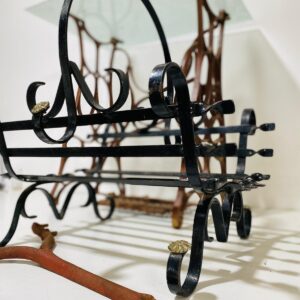 Mesa rústica con tapa de vidrio y pie de máquina